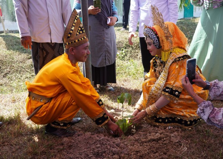 Pengantin di Sulawsi Tengah melakukan penanaman pohon usai akad di KUA (Foto: Humas Kanwil Sulteng)