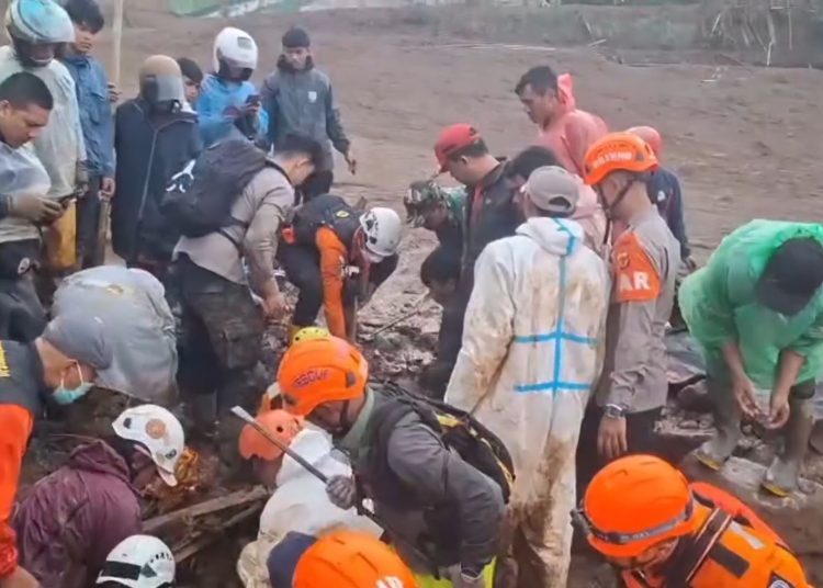 Proses Evakuasi Longsor Cisarua KBB. Foto: Basarnas
