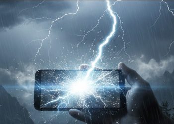 Mitos atau Fakta: Menggunakan Ponsel saat Badai Petir Bisa Berbahaya?