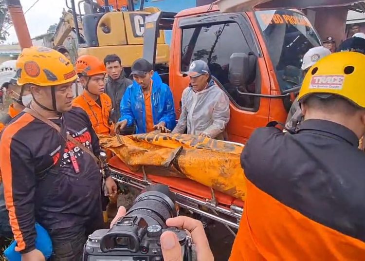 Petugas Gabungan melakukan evakuasi korban tanah longsor di Kecamatan Cisarua, Kabupaten Bandung Barat (KBB), Jawa Barat