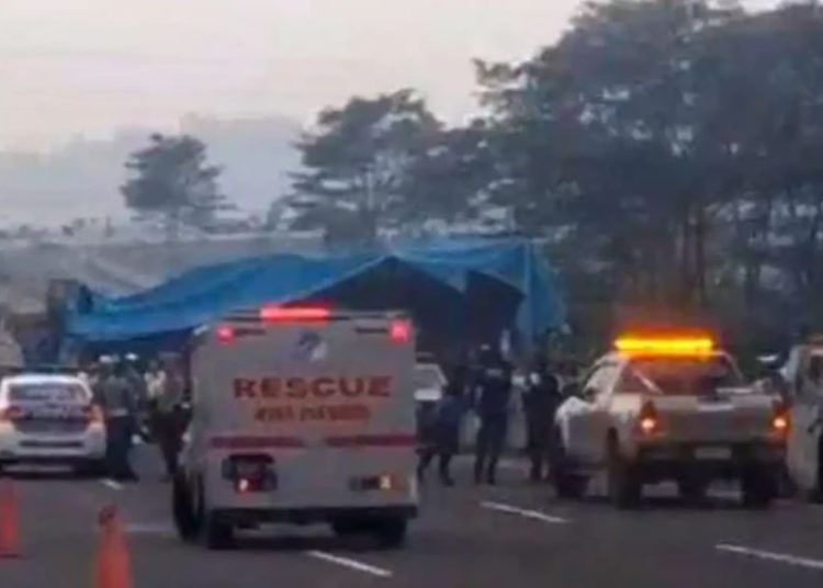 Suasana penanganan insiden tabrakan bveruntun di Tol Cisumdawu. Foto: TBNEWS