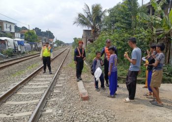 Rel KA jadi Lokasi Ngabuburit, KAI Bandung Beri Peringatan Keras, Bisa Berujung Fatal dan Pidana