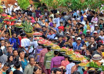 8 Tradisi Lebaran Paling Unik di Indonesia, Nomor 2 Saling Lempar Ketupat!